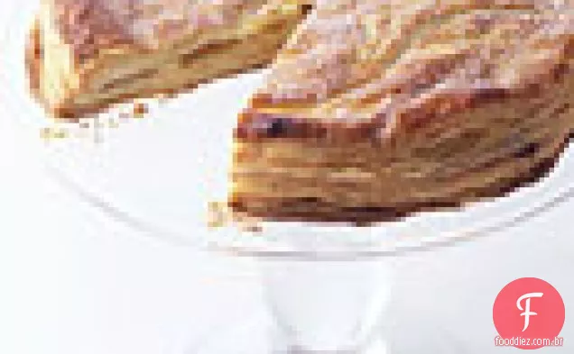 Torta de massa folhada recheada com creme de amêndoa