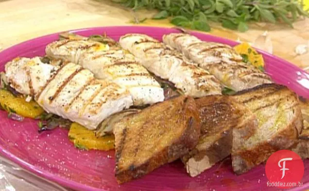 Alabote grelhado com Erva-doce, cebola roxa e orégano