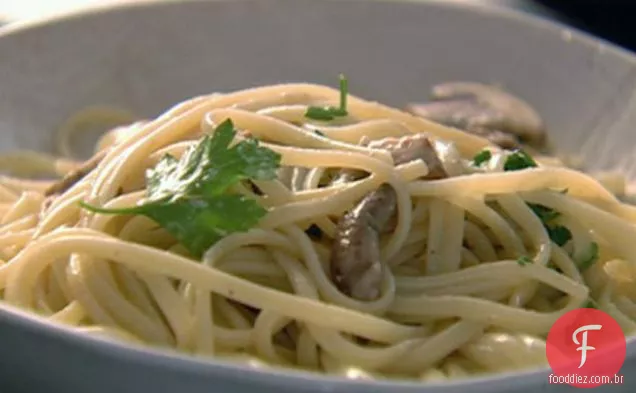 Linguine com cogumelos de limão, alho e tomilho