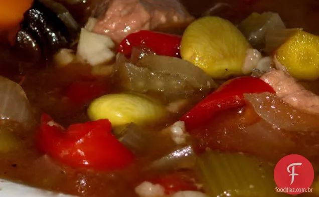 Ensopado da carne, do vegetal & da Cevada do lento-fogão
