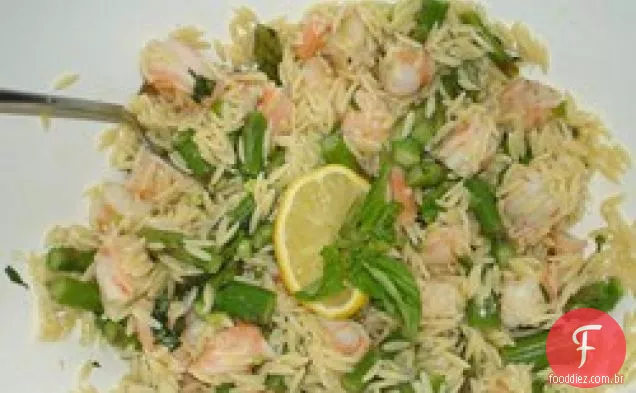 Orzo e salada de camarão com aspargos