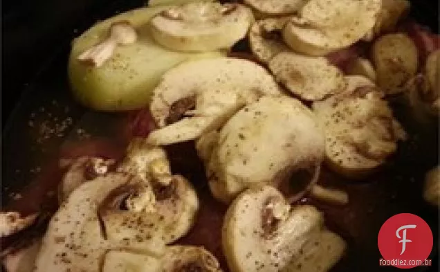 Fogão lento porco com cogumelos e cevada