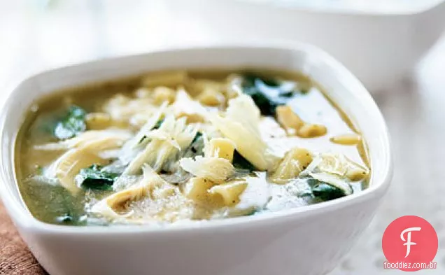 Sopa de macarrão com frango com espinafre