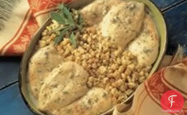 Um prato de frango e recheio assar