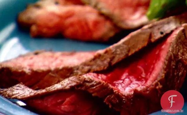 Bife de flanco marinado com limão e salada de ervas