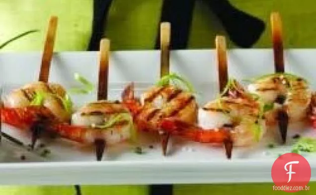 Pirulitos de camarão com molho de pimenta abacaxi