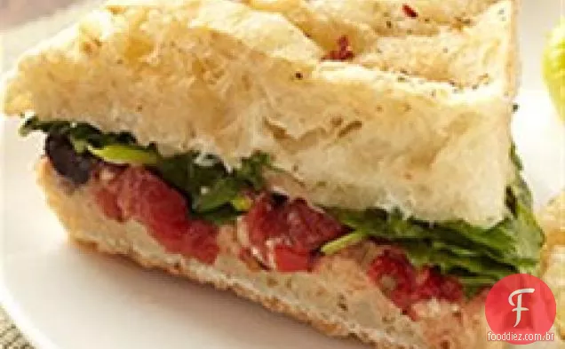 Focaccia recheada com espinafre, tomate, azeitonas e mussarela