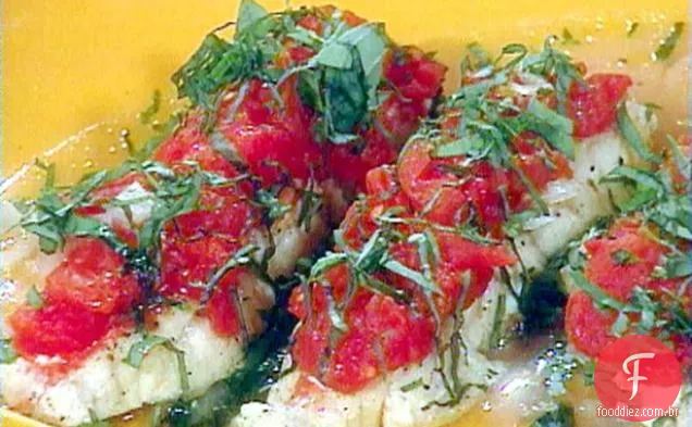 Alabote escalfado com tomate e manjericão