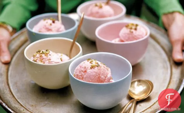 Sorvete de água de rosas com pistache picado