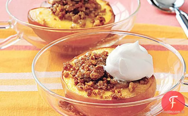 Pêssegos assados com Crumble de biscoito
