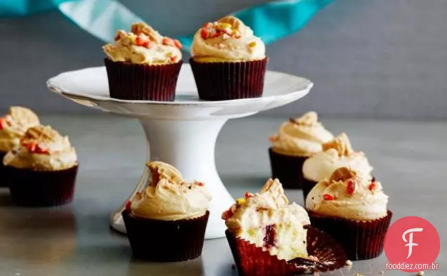 Cupcakes Recheados Com Geléia Com Cobertura De Manteiga De Amendoim