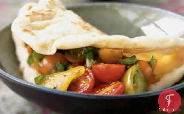 Piadini com tomate cereja e mussarela defumada