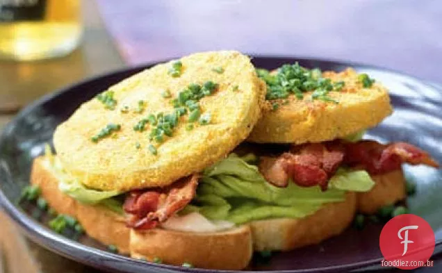 Bacon De Rosto Aberto, alface e sanduíches de tomate verde frito