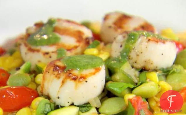 Succotash com vieiras grelhadas e chuvisco de salsa