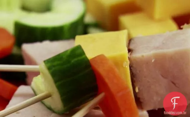 Kiddie Kabobs com peru, tomate, cenoura e pepino