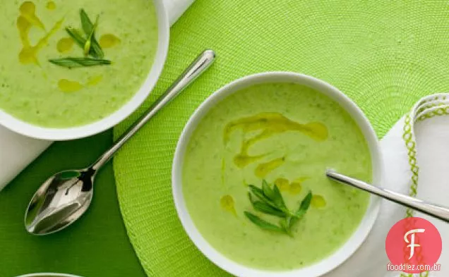 Sopa de ervilha de abacate com óleo de erva