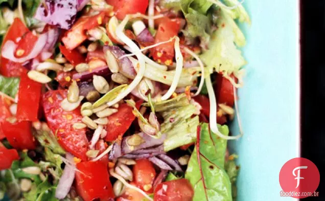 Tomates, Folhas Misturadas E Brotos De Feijão Mungo