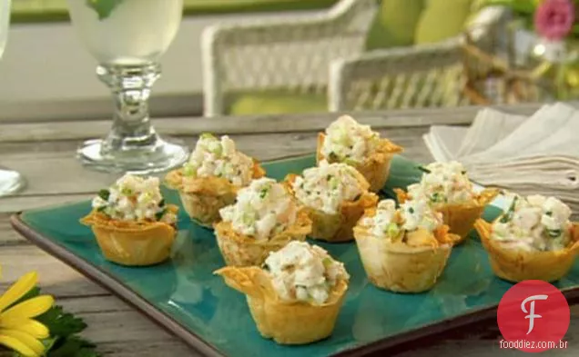 Mini copos Phyllo cheios de salada de camarão