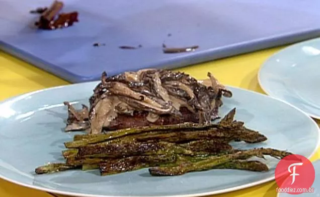Lombo com crosta de pimenta com creme de cogumelos e aspargos assados