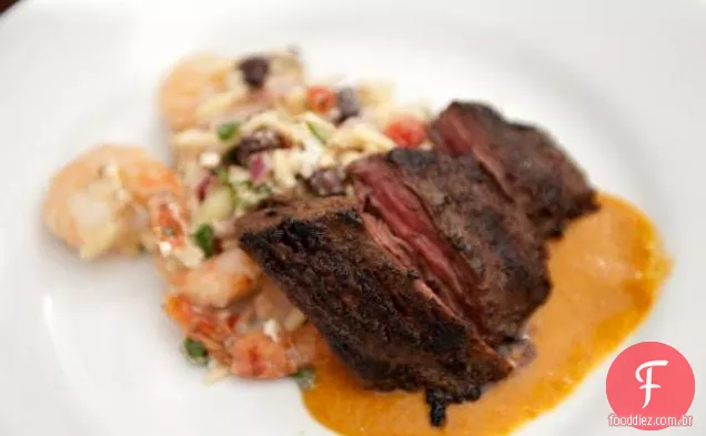 Bife de saia grelhado com molho de tomate assado doce e camarão assado, feijão preto e salada Orzo