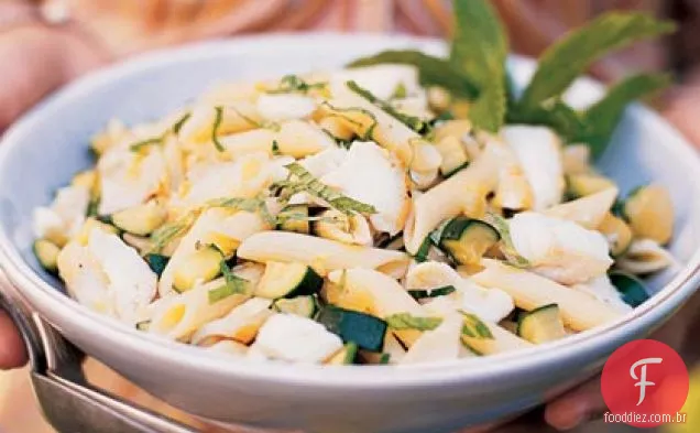 Penne com alabote, abobrinha e hortelã