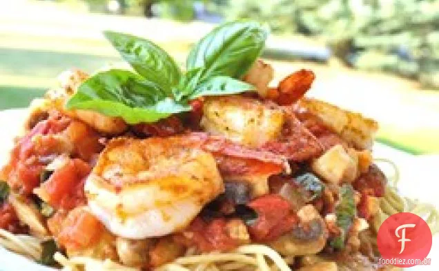 Macarrão Linguine com camarão e tomate