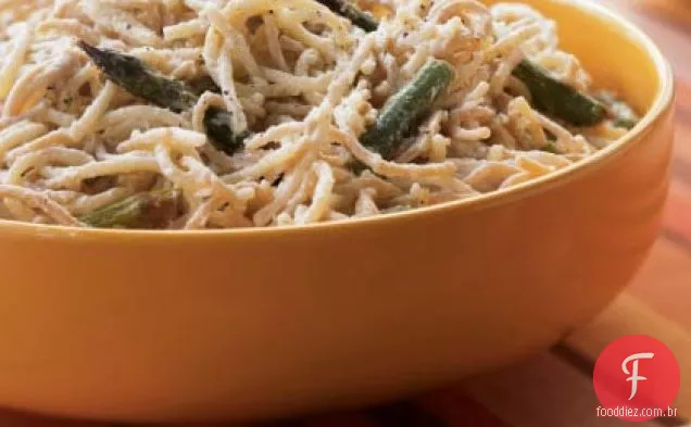 Palha e feno Alfredo com aspargos assados