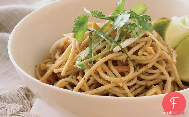 Macarrão De Amendoim Com Curry Vermelho