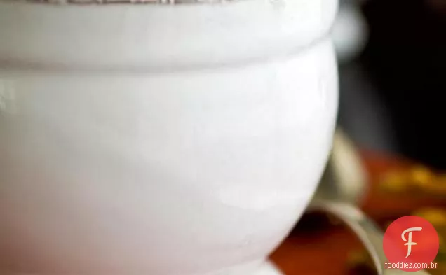 Pudins cozinhados da abóbora com molho duro do Rum de Tennessee e semente de abóbora frágil