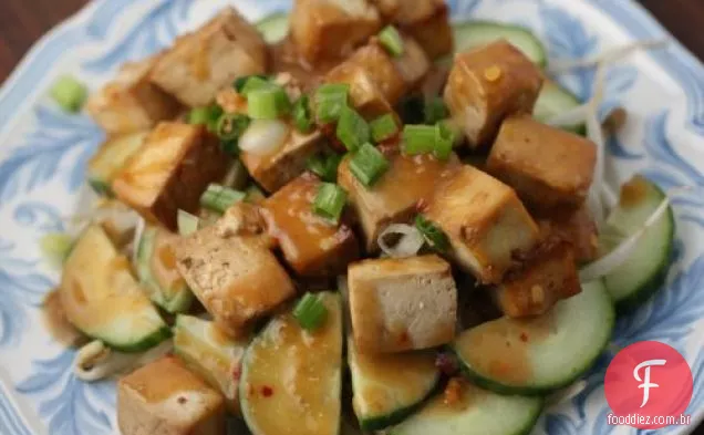 Tofu Indonésio, Broto De Feijão E Salada De Pepino Com Ervilha Picante
