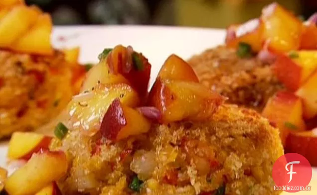 Bolos de camarão com pêssego Jalapeno Relish