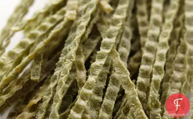 Fettucina De Feijão Mungo Com Molho De Manteiga Queimada De Abóbora E Sálvia