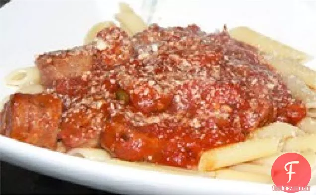 Macarrão com molho de salsicha quente