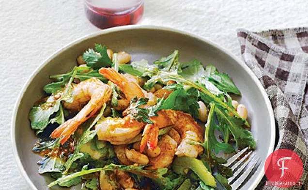 Salada de camarão e feijão branco com molho Harissa