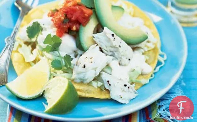 Tostadas de alabote com iogurte-molho de limão