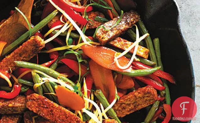 Tempeh e feijão verde refogado com molho de amendoim