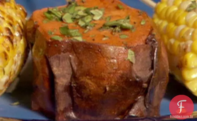 Chile vermelho esfregou batata-doce com vinagrete de cebola verde