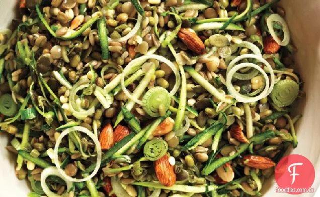 Salada De Arroz Integral Com Brotos E Sementes Crocantes