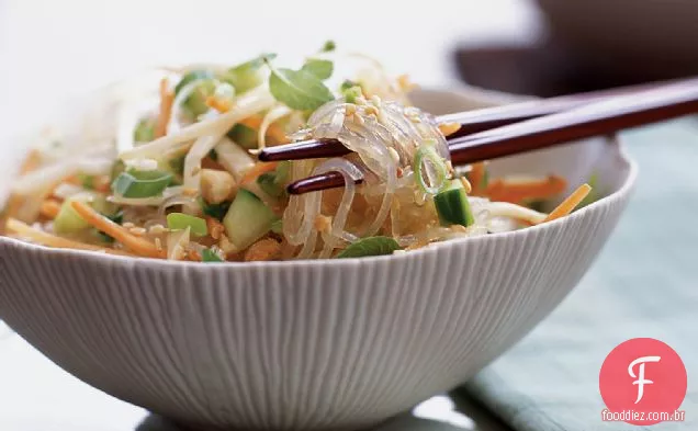 Macarrão celofane e salada de legumes