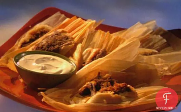 Red Chili Brisket Tamales com creme azedo de coentro