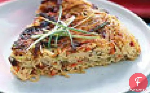 Bolo de macarrão crocante com carne de porco grelhada