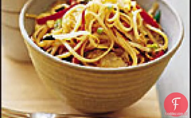 Macarrão de arroz frito com couve-rábano e manjericão