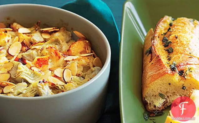 Molho quente de Caranguejo e alcachofra com pão francês