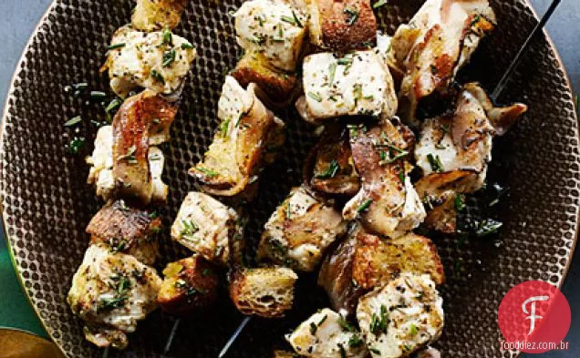 Kebabs de alabote com pão grelhado e Pancetta