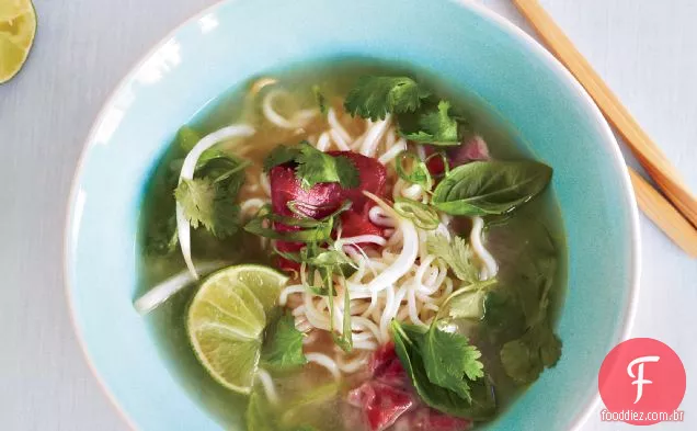 Sopa de macarrão Vietnamita rápida com carne