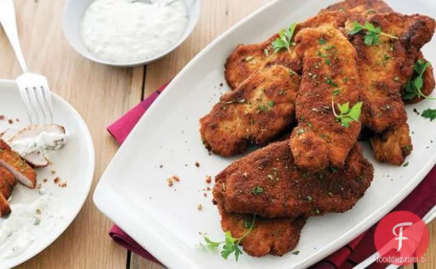 Carne de porco milanesa com alcaparras cremosas e molho de limão