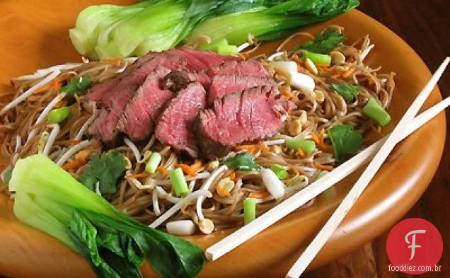 Salada Fria Do Macarronete Do Óleo Do Pimentão Da Laranja Com Bife