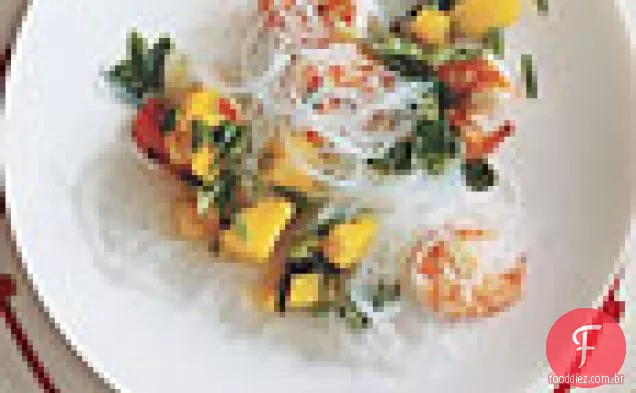 Salada de camarão e manga com macarrão de vidro