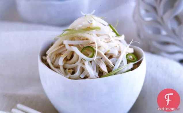 Salada De Macarrão de arroz com frango