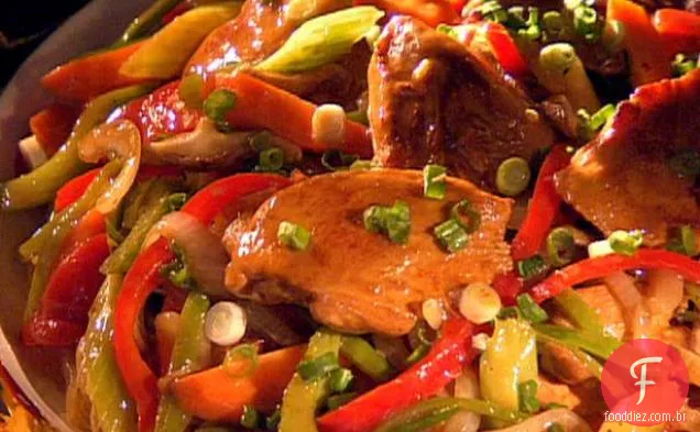 Macarrão estilo Hong Kong com frango e legumes